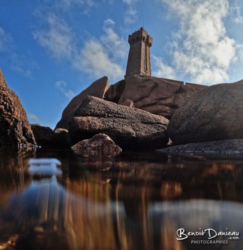 reflet dans mare phare de ploumanach men ruz